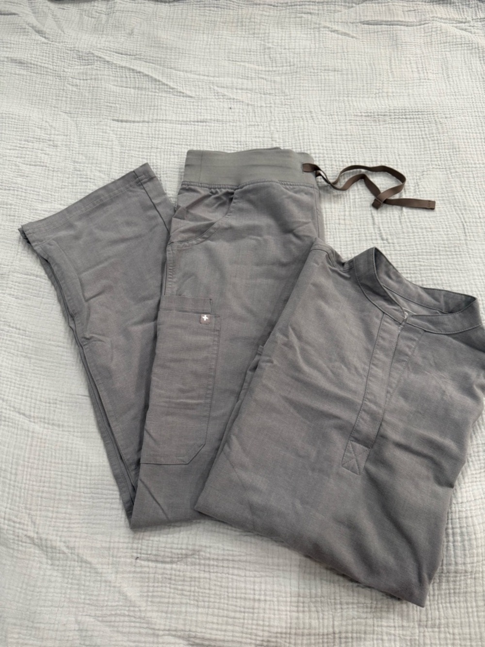Figs Women's Gray Cargo Scrub Set - Drawstring Waist